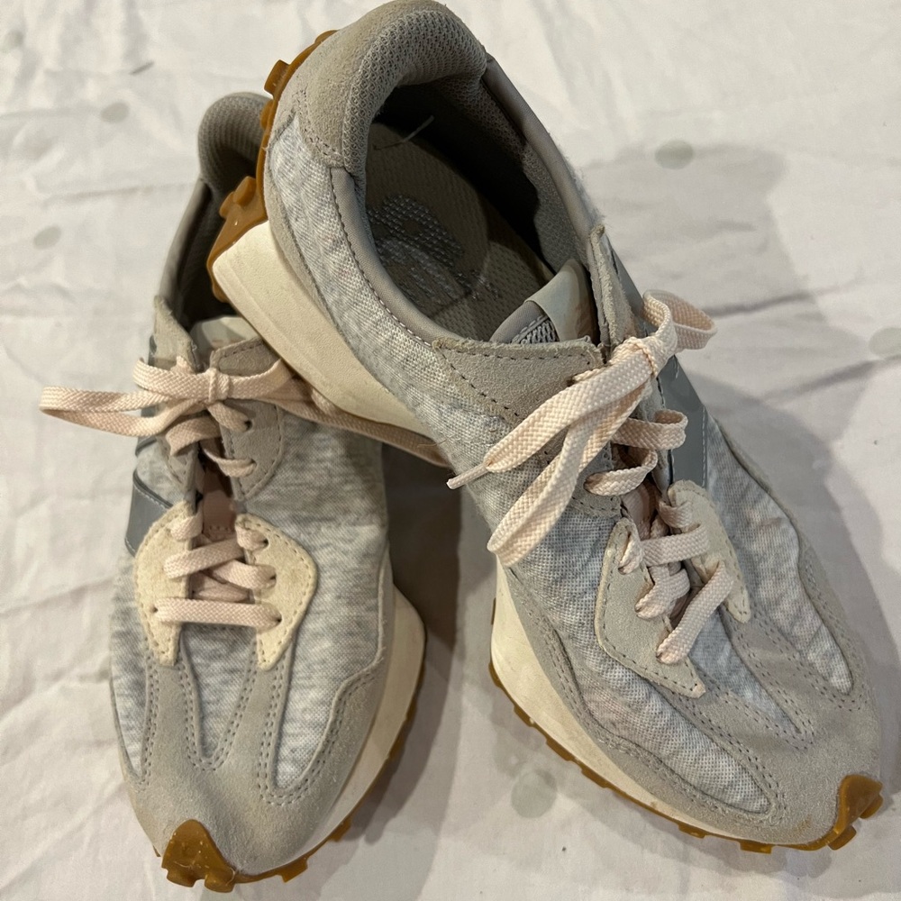 New Balance 327 Women’s Lifestyle pre-owned athletic shoes size 8